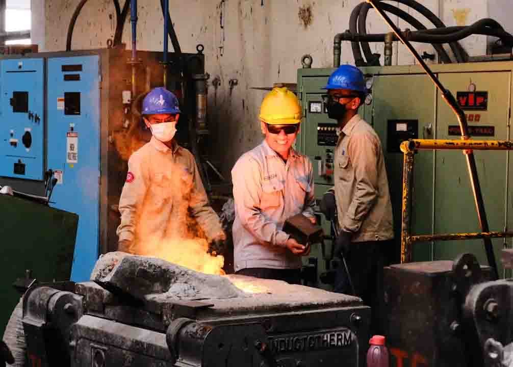 Investment casting foundry - wax assembly